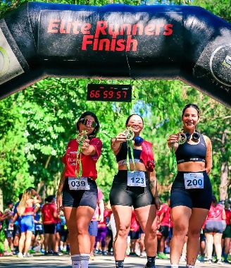 Atletas premiadas em corrida temática