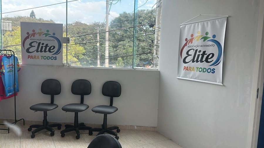 Recepção da sede com banners da Associação